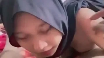 Bokep Indo Dedek Jilbab Jilatin Biji Kontol Pacar