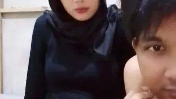 Bokep Indo Host Jilbab Hitam Dicolmekin Pacar Live