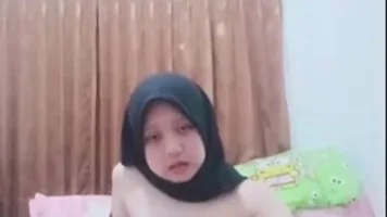 Bokep Indo Jilbab Hitam Belajar Colmek di Kamar