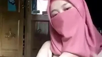 Bokep Indo Tante Jilbab Bugil Remas Toket Desah