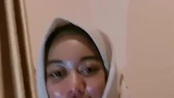 Bokep Indo Jilbab Nakal Pamer Belahan Nenen