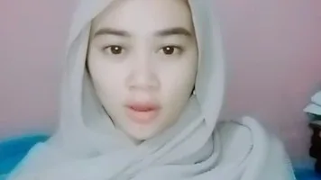 Bokep Indo Jilbab Mbak Vita Pamer Belahan Toket