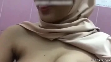 Bokep Indo Jilbab Kak Esya Pap Toket