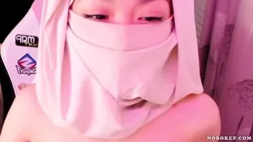 Bokep Indo Cewek Jilbab Streamer Mulus Ngentot