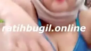 Bokep Indo Ratih Jilbab Sange Colmek di Kebun