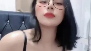 Remas Susu Gede Si Cantik Miss Yaya Kacamata Dream