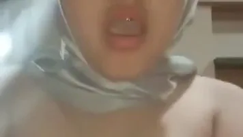 Putri Jilbab Ceritanya Lagi Prank di Apartemen Doi