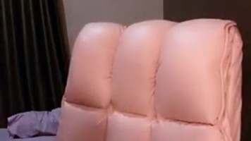 Host Cantik Pink Berkacamata