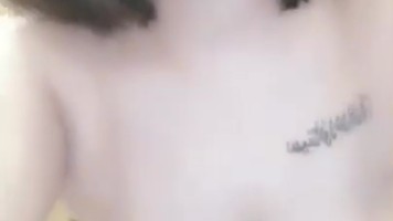 Bokep Indo Cewek Tobrut Ngangkang Omek di Kursi